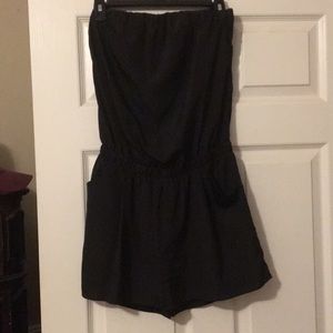 Strapless black romper with pockets